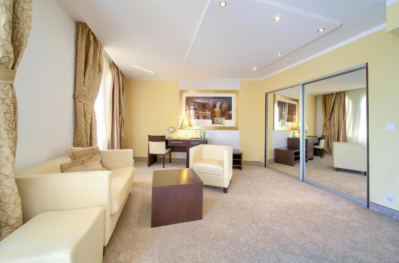 Hotel Marina Кърк Екстериор снимка