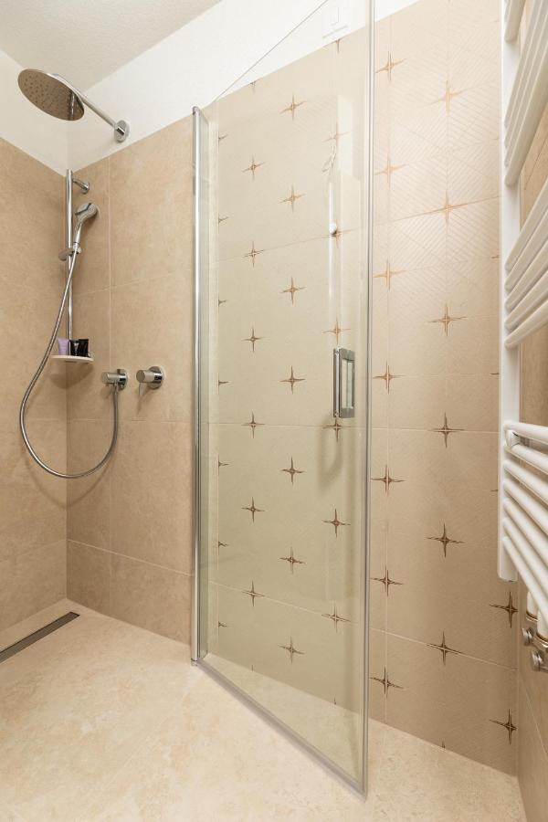 Hotel Marina Кърк Екстериор снимка