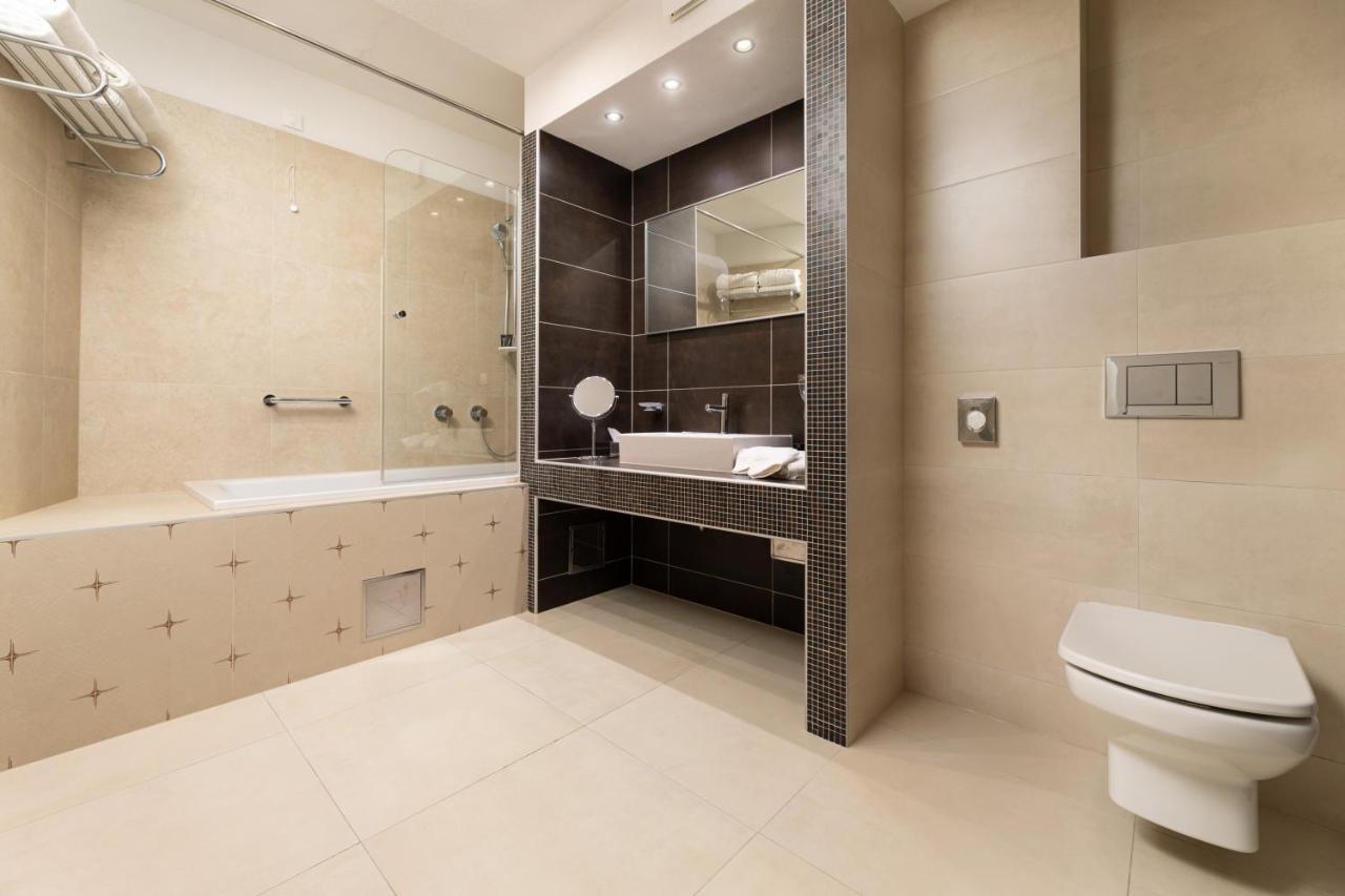 Hotel Marina Кърк Екстериор снимка