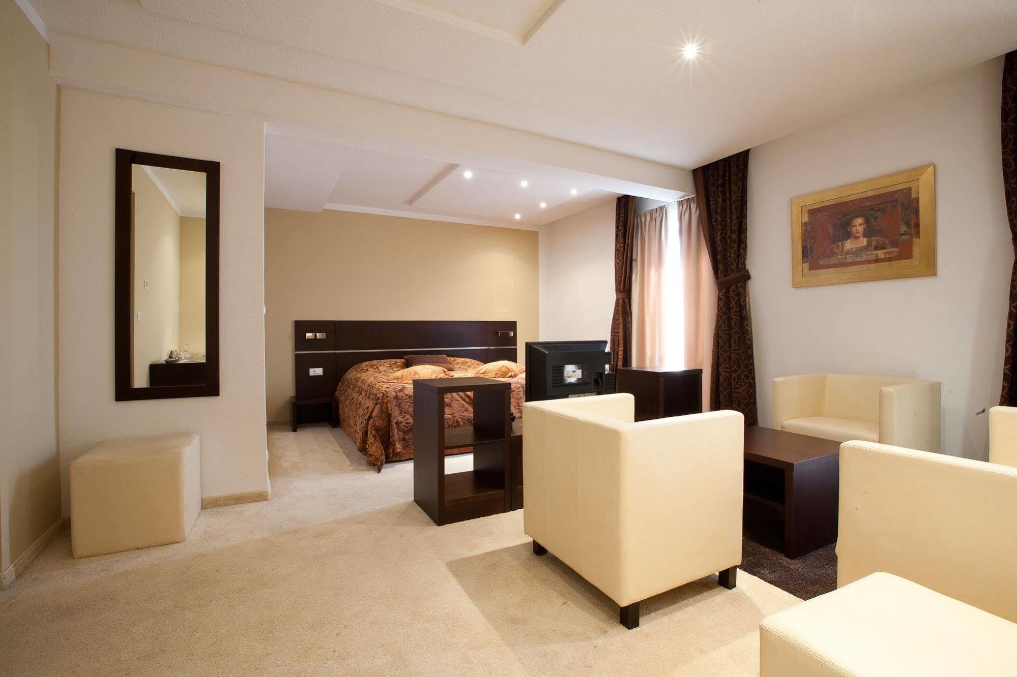 Hotel Marina Кърк Екстериор снимка